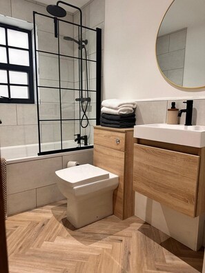 Bathroom - Chepstow 4BR Retreat | Gated, Garden & Parking (Chepstow)