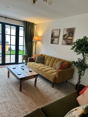 Living area - Chepstow 4BR Retreat | Gated, Garden & Parking (Chepstow)