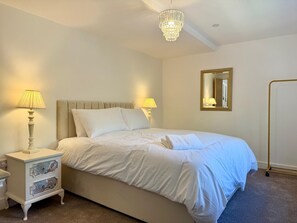Room - Chepstow 4BR Retreat | Gated, Garden & Parking (Chepstow)