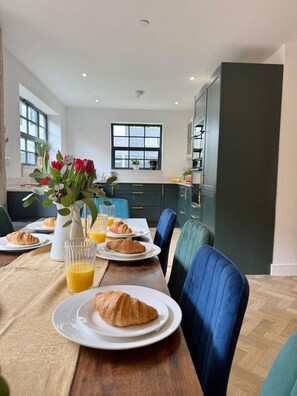 Dining - Chepstow 4BR Retreat | Gated, Garden & Parking (Chepstow)