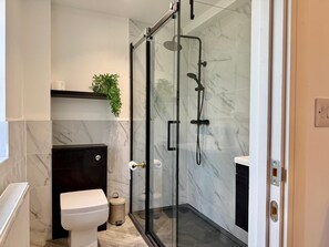 Bathroom - Chepstow 4BR Retreat | Gated, Garden & Parking (Chepstow)