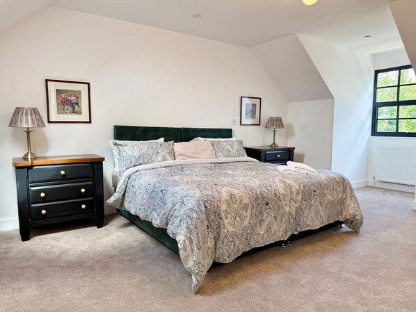 Room - Chepstow 4BR Retreat | Gated, Garden & Parking (Chepstow)
