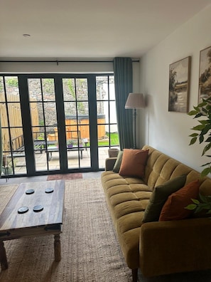 Living area - Chepstow 4BR Retreat | Gated, Garden & Parking (Chepstow)