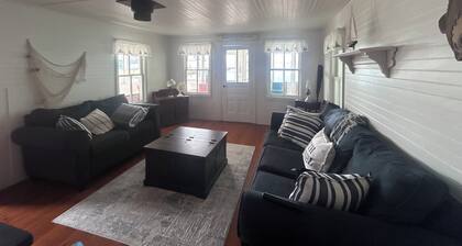 Quaint 3-bedroom cabin in peaceful Harsens Island getaway