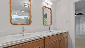 Een douche, handdoeken, zeep, toiletpapier