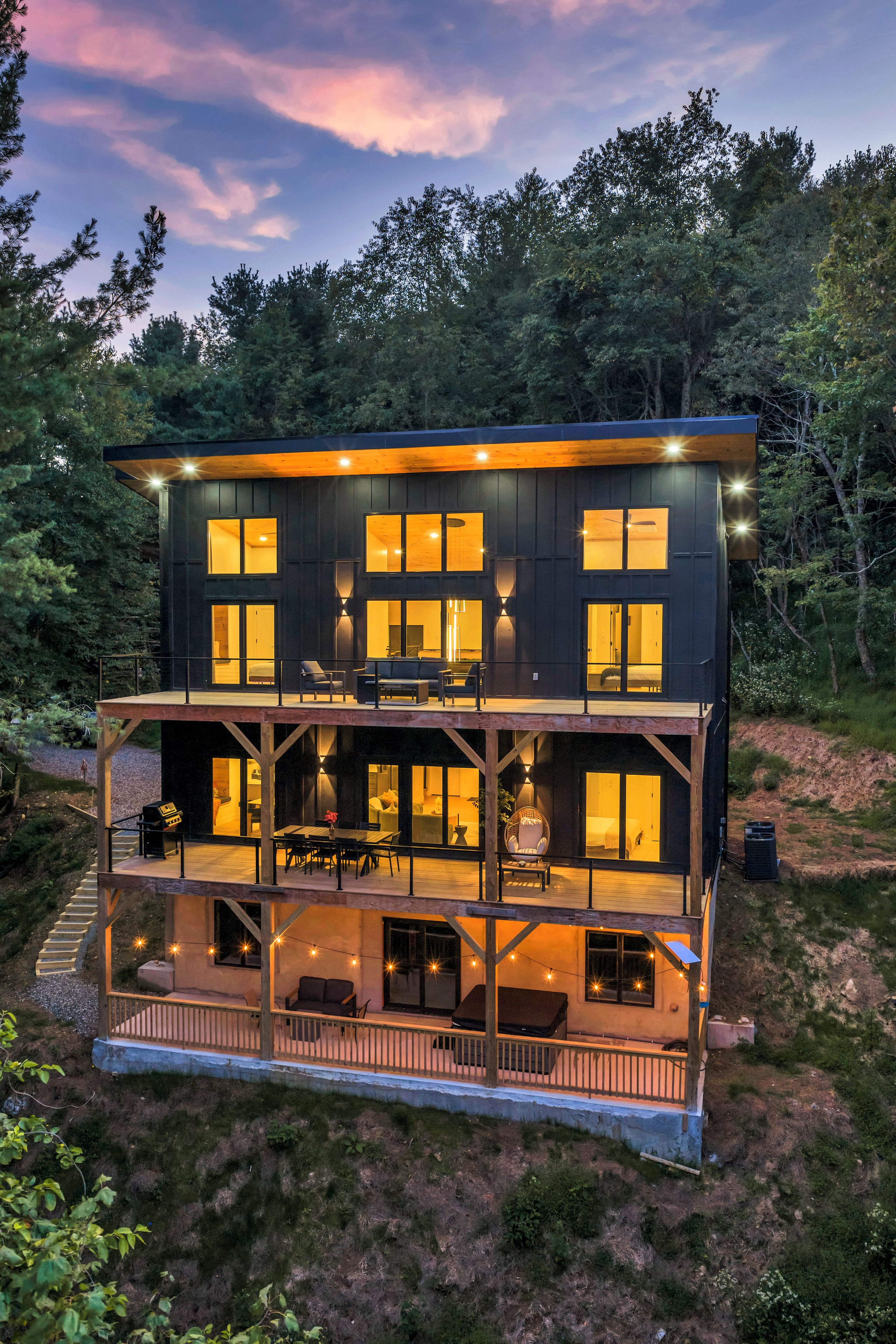 Un immeuble à deux étages, doté de nombreuses fenêtres et d’un balcon.