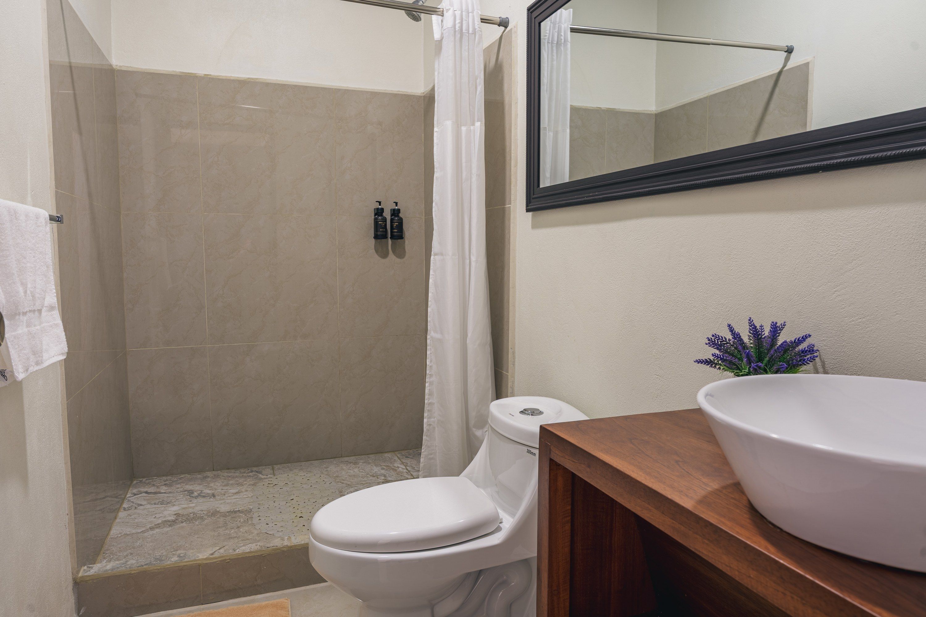Un baño con ducha, inodoro y lavamanos.