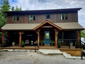 Exterior - As seen on season six of Scott’s vacation house rules on HGTV.  Lakeside Lodge! (Uxbridge)