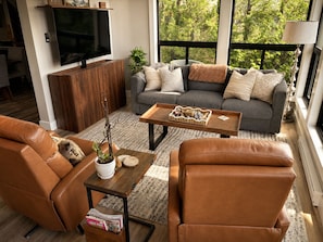 Living area - As seen on season six of Scott’s vacation house rules on HGTV.  Lakeside Lodge! (Uxbridge)