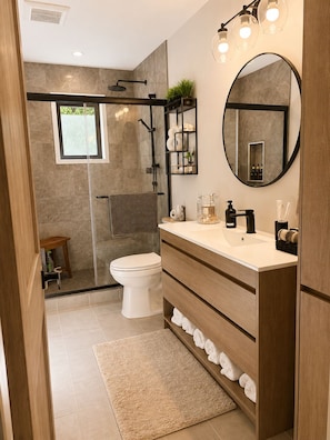Bathroom - As seen on season six of Scott’s vacation house rules on HGTV.  Lakeside Lodge! (Uxbridge)