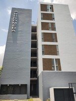 Apartamento, balcón, vistas a la ciudad | Exterior