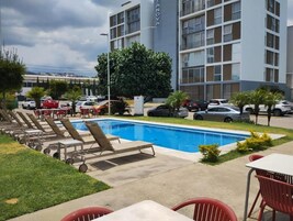 Apartamento, balcón, vistas a la ciudad | Piscina | Una piscina al aire libre