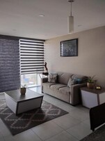 Apartamento, balcón, vistas a la ciudad | Zona de estar