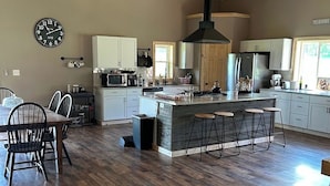 Unclassified image, 5 of 10, button - Lovely 4-bedroom farmhouse with AC in charming Odessa (Odessa)