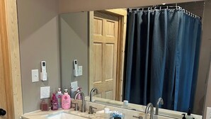 Unclassified image, 4 of 10, button - Lovely 4-bedroom farmhouse with AC in charming Odessa (Odessa)