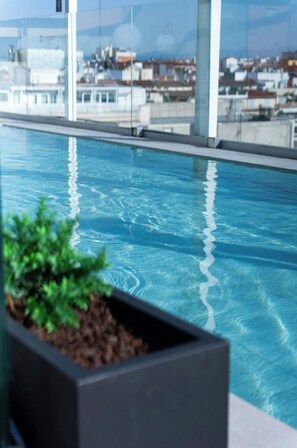 Ein Schwimmbecken mit Blick auf Gebäude im Hintergrund.