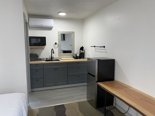 2 Queen Beds Near Silverwood Theme Park | Room 9