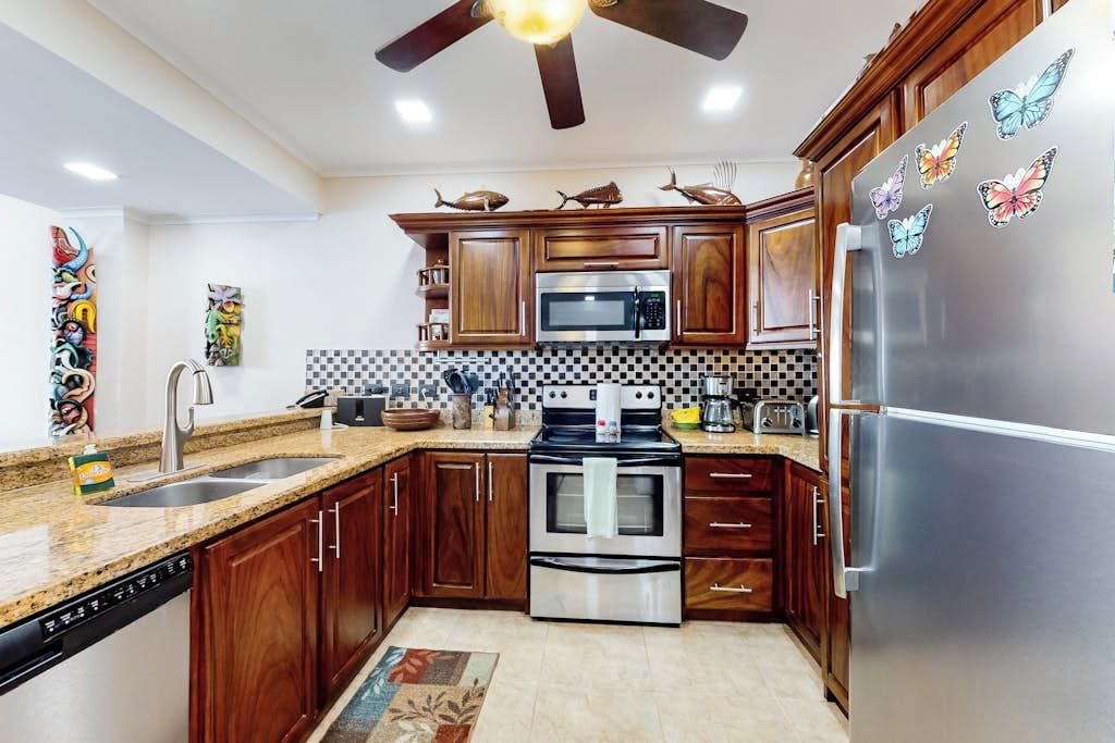 Coffee/tea maker, fridge, microwave, oven