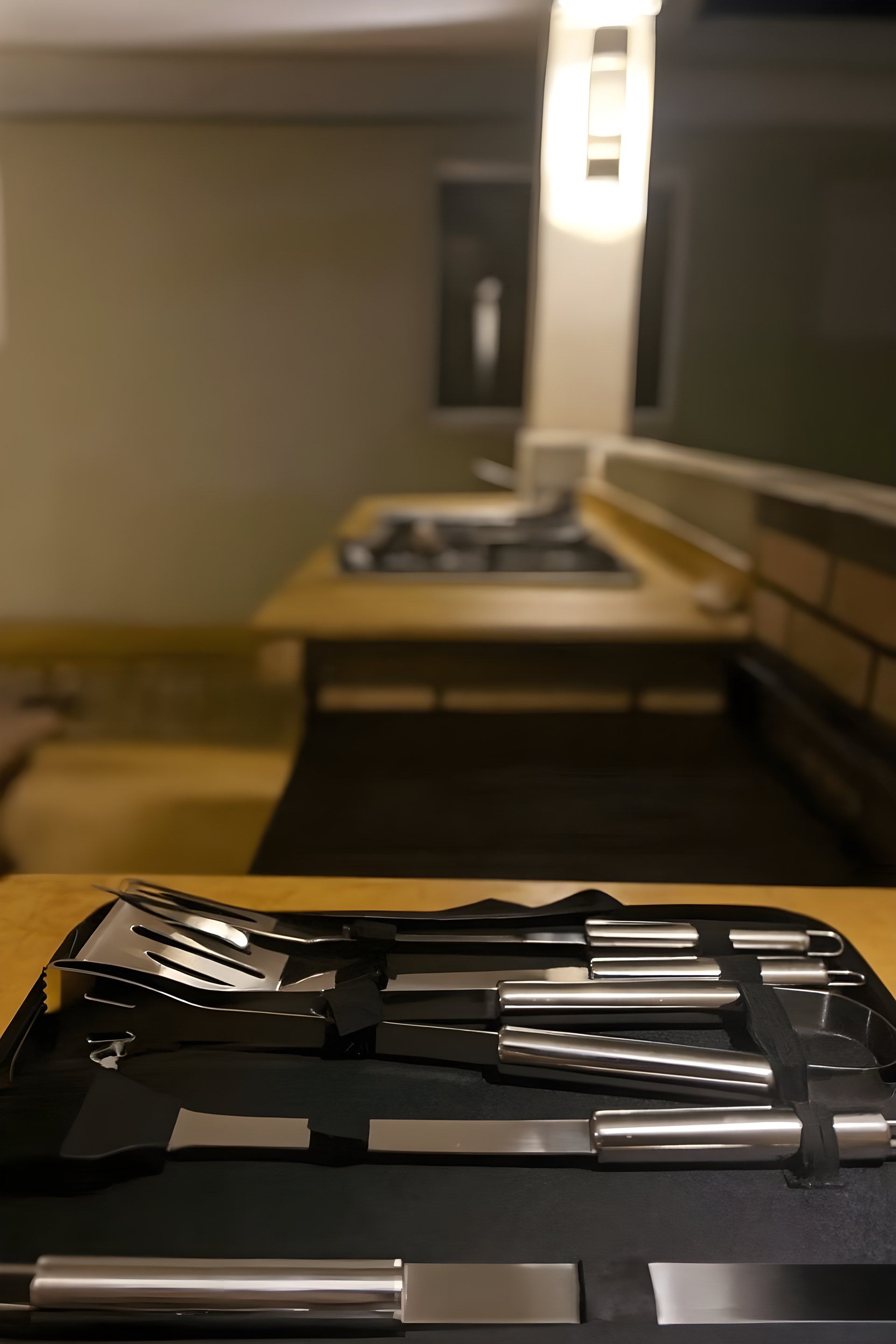 Un angolo cottura con un piano di lavoro, un lavello e un fornello.