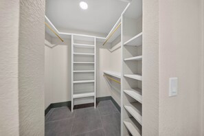 Un closet amplio con una escalera incorporada y varios estantes.