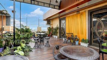 House | Outdoor dining
