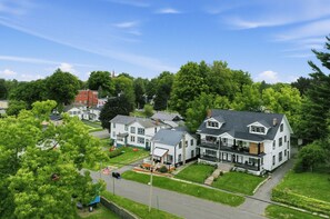 A residential area with houses, a street, and a flag. - Oswego River View Work Hub Near Phoenix (Phoenix)