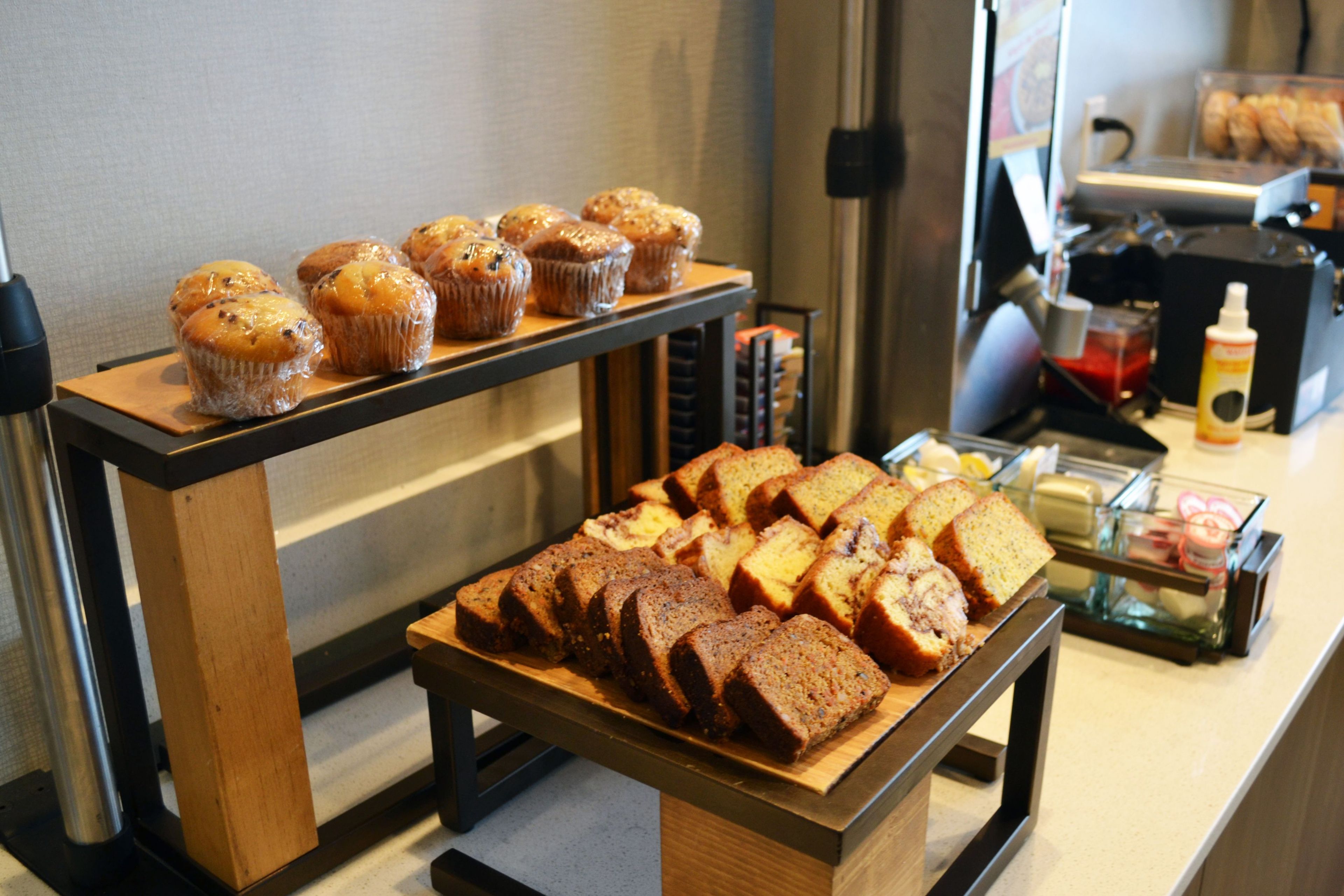 Mostrador de panadería con muffins y panes.