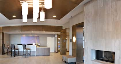 Accessible 1BR Suite w/ Kitchen & Hot Breakfast
