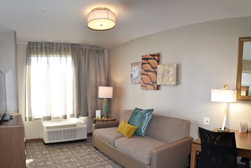 King 1BR Suite w/ Kitchen, Hot Breakfast & Pool