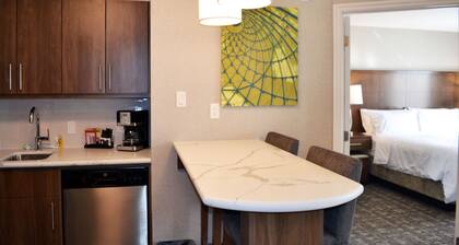 King 1BR Suite w/ Kitchen, Hot Breakfast & Pool