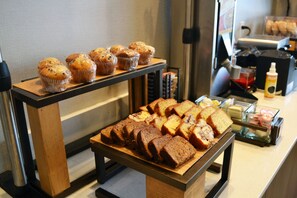 Leipomon vitriinissä on esillä muffinseja ja leipiä.