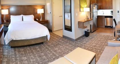 Queen Studio w/ Kitchen | Daily Breakfast + Pool
