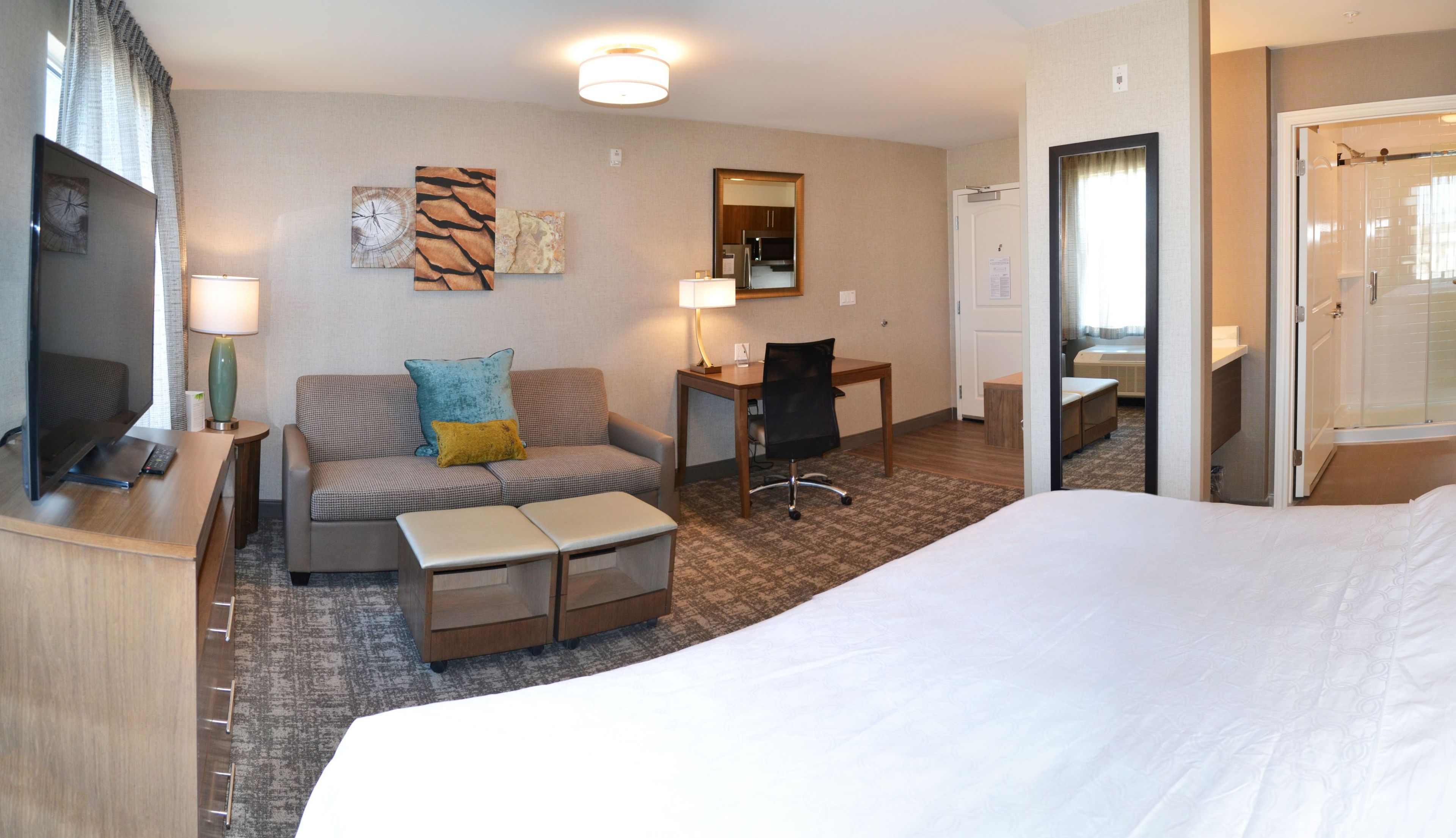 Desk, iron/ironing board, WiFi, bed sheets