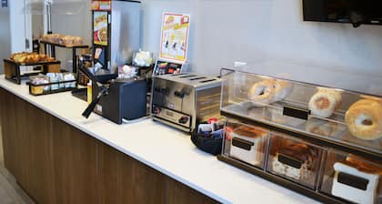 King Studio w/ Kitchen | Free Breakfast + Pool