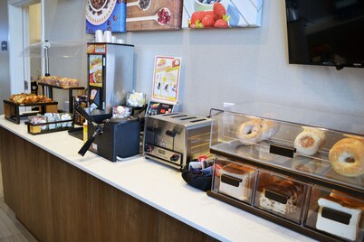 King Studio w/ Kitchen | Free Breakfast + Pool