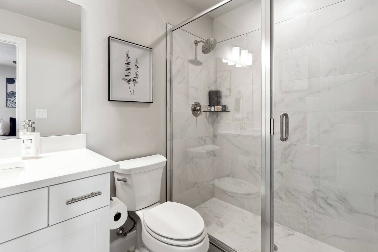 Un baño moderno con inodoro, lavabo y ducha.