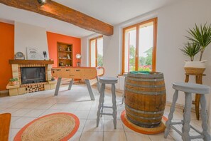 A living room with a fireplace, a pool table, and a rustic barrel centerpiece. - A l'Aube des Lacs - LUSIGNY SUR BARSE (LUSIGNY SUR BARSE)