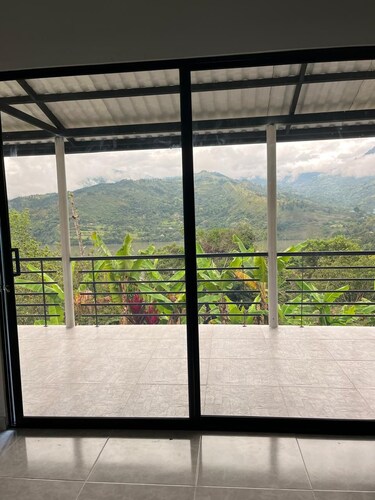 Omas Haus: Relax with the whole family while enjoying the view of the Chivor Dam!