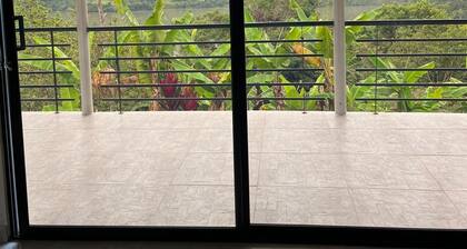 Omas Haus: Relax with the whole family while enjoying the view of the Chivor Dam!