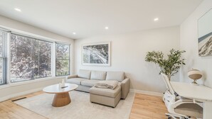 Living area - Résidence Robin | 3BDR | 4 Beds Place Bell | 5 Min from Metro (Laval)
