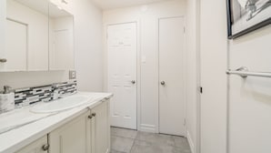 Bathroom - Résidence Robin | 3BDR | 4 Beds Place Bell | 5 Min from Metro (Laval)