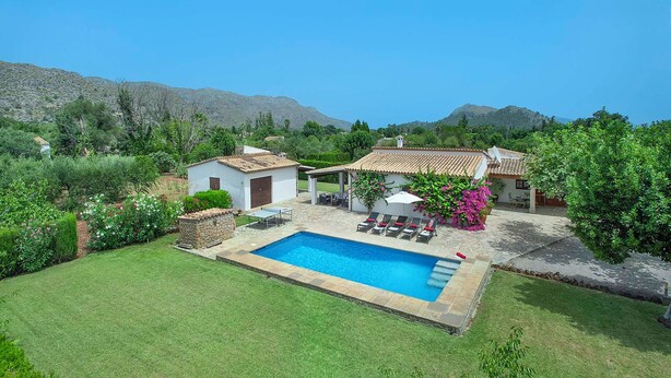 A residential property with a swimming pool, outdoor seating, and a garden. - Countryside Retreat in La Font, A/C, Private Pool, Large Garden - 15mins Walk to Old Town Pollenca! (Pollença)