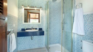 A bathroom with a glass-enclosed shower, a sink with a mirror above it, and a toilet. - Countryside Retreat in La Font, A/C, Private Pool, Large Garden - 15mins Walk to Old Town Pollenca! (Pollença)