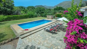 A rectangular swimming pool with a stone deck, surrounded by a well-maintained lawn and hedges. - Countryside Retreat in La Font, A/C, Private Pool, Large Garden - 15mins Walk to Old Town Pollenca! (Pollença)