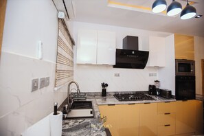 Una cucina moderna con piano cottura a gas, forno a microonde e forno.