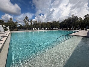 A clear swimming pool with lounge chairs and a paved deck area. - The Hotel Cabin - Bold Americana Suite - Pool - Hot Tub - Gym - Bar - Lake (Crystal River)