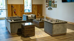 Ein modernes Wohnzimmer mit einer Sofagarnitur, einem Couchtisch und einem Teppich.