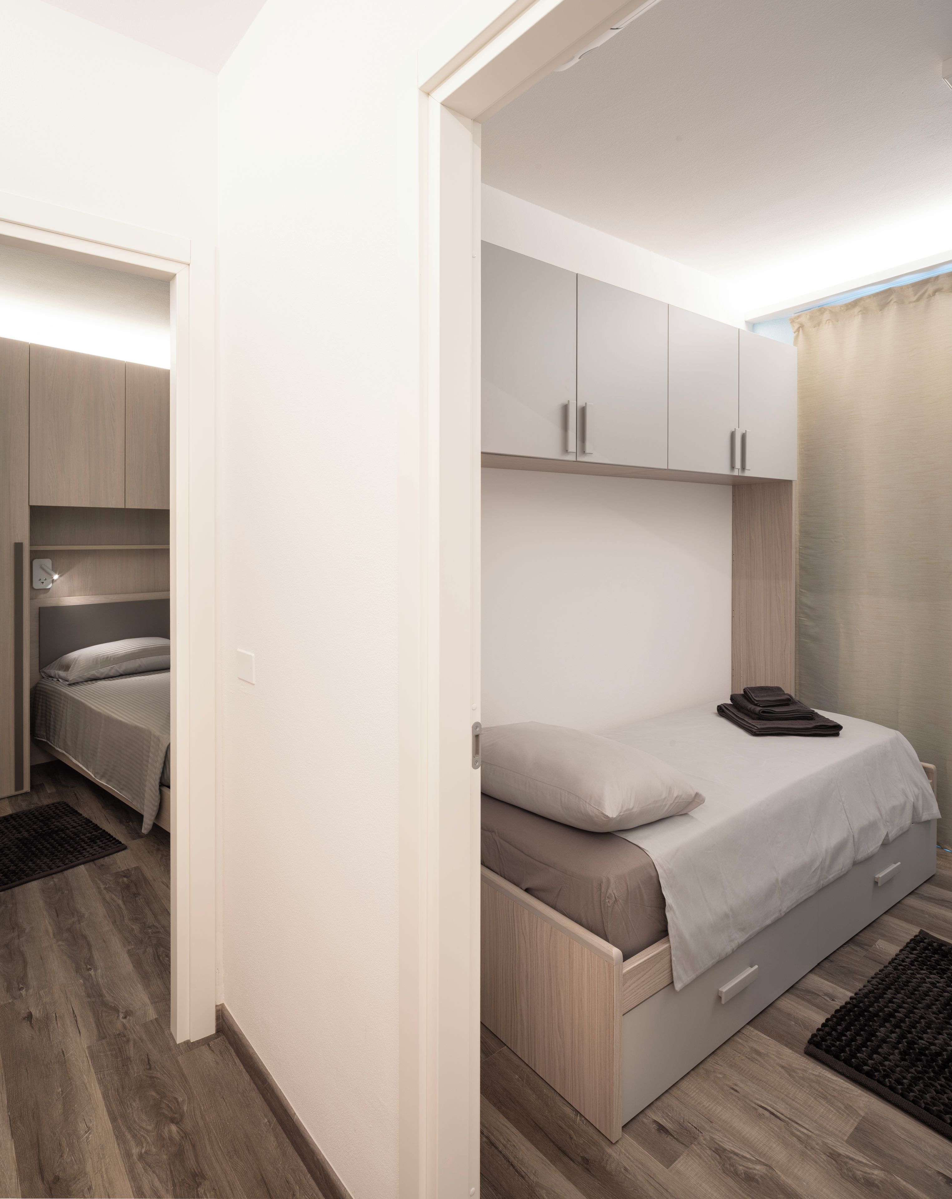 Un dormitorio moderno con cama, escritorio y armario.