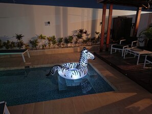 Ein Schwimmbecken mit einem Zebra-Schwimmpfiff
