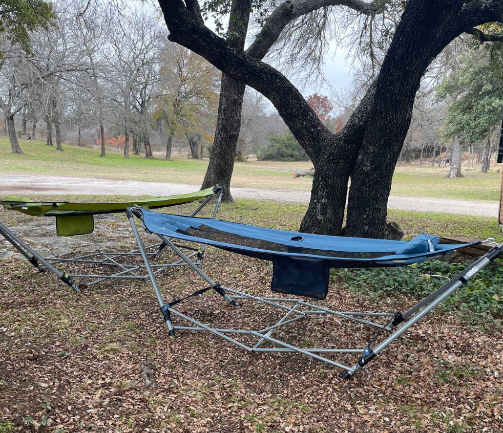 Un hamac suspendu entre deux arbres dans un parc.